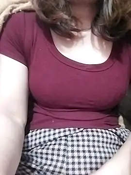 Snapshot of YiyinLy chatting on 15, 12, 2025 YiyinLy online show from 15, 12, 2025