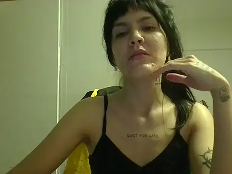 Snapshot of miapink33 chatting on 15, 11, 2025 miapink33 online show from 15, 11, 2025