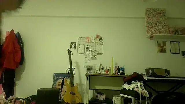 Snapshot of miapink33 chatting on 15, 12, 2025 miapink33 online show from 15, 12, 2025