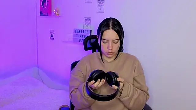 Emily Lindey online show from 20, 3, 2026