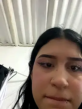 Snapshot of cristalxxx_hott chatting on 29, 10, 2025 cristalxxx hott online show from 29, 10, 2025