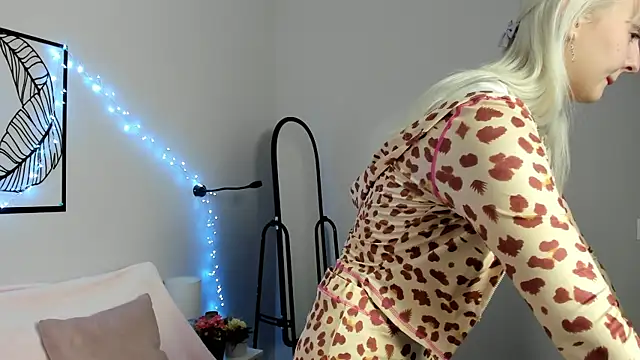 Snapshot of AdeleSilver chatting on 12, 11, 2025 AdeleSilver online show from 12, 11, 2025