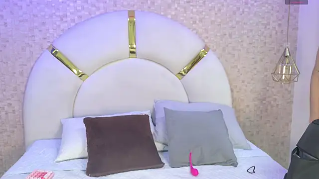 Snapshot of emmy_rose25 chatting on 19, 11, 2025 emmy rose25 online show from 19, 11, 2025