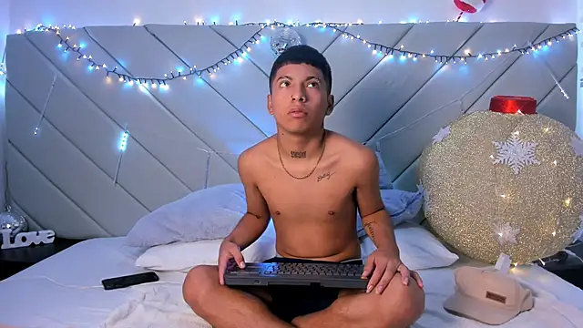 Snapshot of little_kris1 chatting on 25, 11, 2025 little kris1 online show from 25, 11, 2025