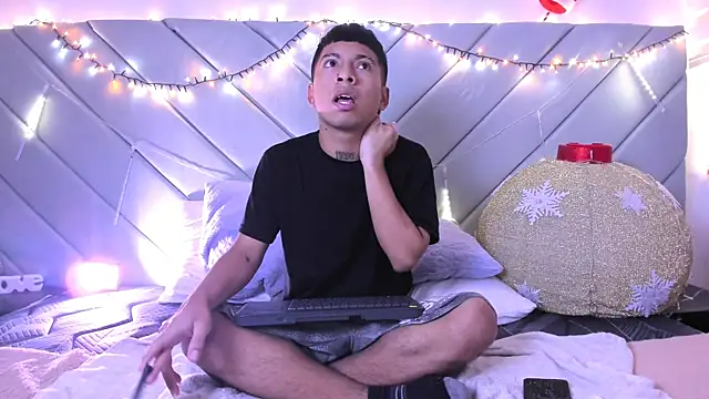 Snapshot of little_kris1 chatting on 28, 11, 2025 little kris1 online show from 28, 11, 2025