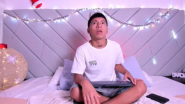 Snapshot of little_kris1 chatting on 4, 12, 2025 little kris1 online show from 4, 12, 2025