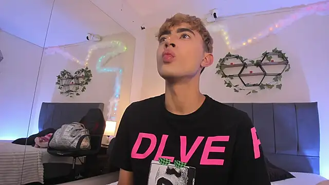 Snapshot of JustinCastiblanco chatting on 1, 12, 2025 JustinCastiblanco online show from 1, 12, 2025