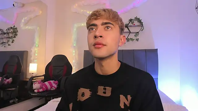 Snapshot of JustinCastiblanco chatting on 3, 12, 2025 JustinCastiblanco online show from 3, 12, 2025