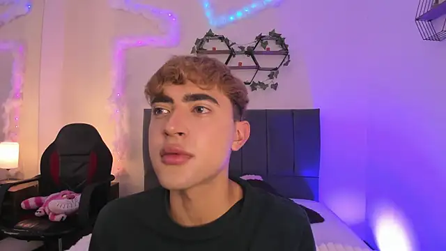 Snapshot of JustinCastiblanco chatting on 4, 12, 2025 JustinCastiblanco online show from 4, 12, 2025