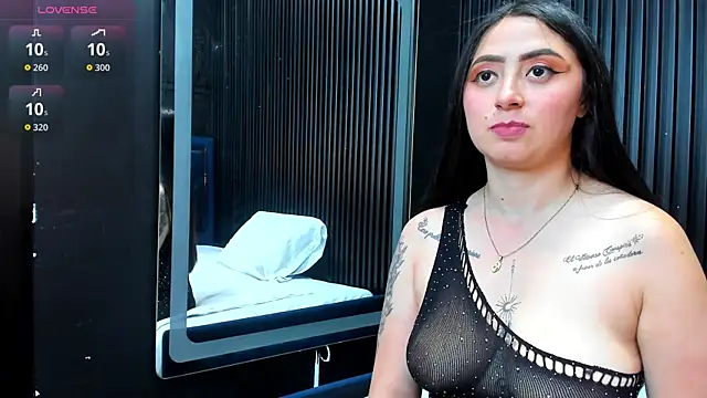 Snapshot of JuliethCruz_ chatting on 5, 11, 2025 JuliethCruz online show from 5, 11, 2025