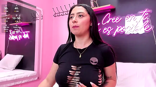 Snapshot of JuliethCruz_ chatting on 14, 12, 2025 JuliethCruz online show from 14, 12, 2025