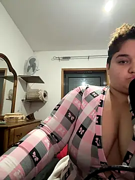 Snapshot of menina_coimbrinha chatting on 4, 12, 2025 menina coimbrinha online show from 4, 12, 2025