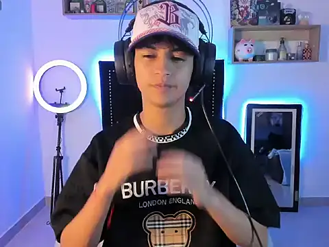 Snapshot of Alejo_Desire chatting on 13, 11, 2025 Alejo Desire online show from 13, 11, 2025