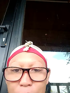 Snapshot of nui-show chatting on 18, 10, 2025 nui-show online show from 18, 10, 2025