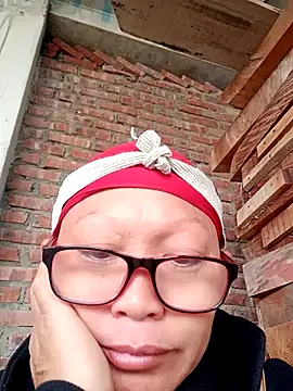 Snapshot of nui-show chatting on 13, 11, 2025 nui-show online show from 13, 11, 2025