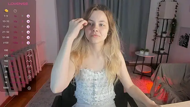 Snapshot of DreamSinder chatting on 4, 12, 2025 DreamSinder online show from 4, 12, 2025