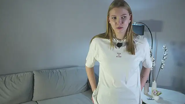 Snapshot of EviaCocola chatting on 17, 10, 2025 EviaCocola online show from 17, 10, 2025