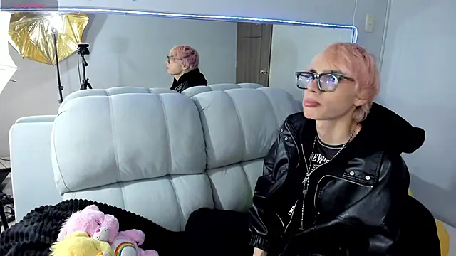 Strawberry Kitty  online show from 28, 10, 2025