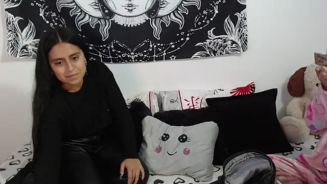 Snapshot of emily_n_abby chatting on 27, 10, 2025 emily n abby online show from 27, 10, 2025