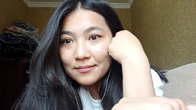 Snapshot of LinneaHyles chatting on 28, 10, 2025 LinneaHyles online show from 28, 10, 2025