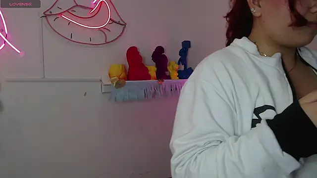 Snapshot of littlee_red chatting on 6, 11, 2025 littlee red online show from 6, 11, 2025