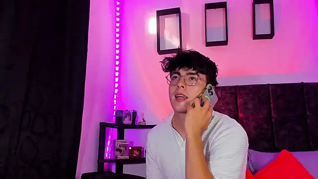 Snapshot of Theo_Noxxx chatting on 28, 10, 2025 Theo Noxxx online show from 28, 10, 2025