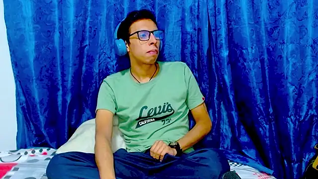 Snapshot of DavTwink3100 chatting on 9, 2, 2026 DavTwink3100 online show from 9, 2, 2026