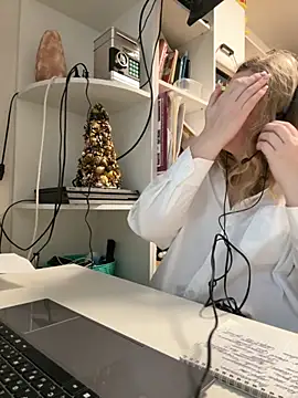 Amelia-Diamond online show from 4, 12, 2025