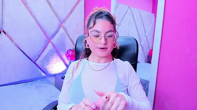 EmiliRouse  online show from 13, 11, 2025