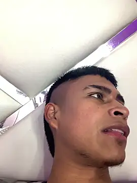 Snapshot of Emiliano_Reyes chatting on 23, 11, 2025 Emiliano Reyes online show from 23, 11, 2025