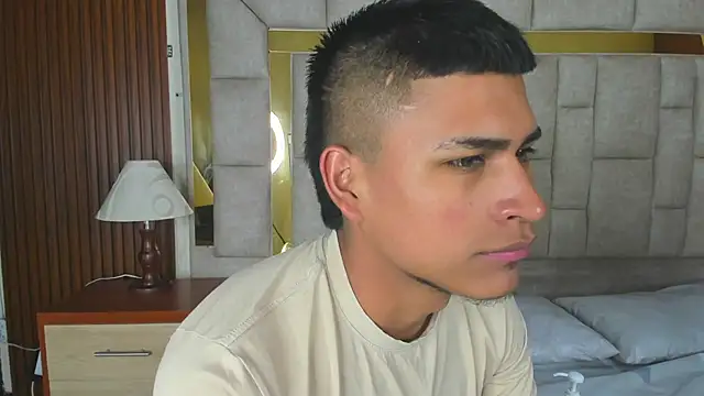 Snapshot of Emiliano_Reyes chatting on 4, 12, 2025 Emiliano Reyes online show from 4, 12, 2025