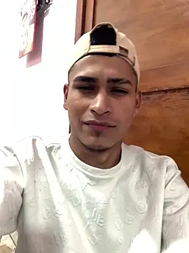 Snapshot of Emiliano_Reyes chatting on 3, 6, 2026 Emiliano Reyes online show from 3, 6, 2026