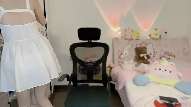 Snapshot of Onecutelittle chatting on 8, 11, 2025 Onecutelittle online show from 8, 11, 2025