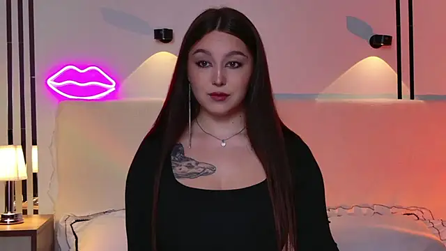 Snapshot of _Tessa_May_ chatting on 13, 11, 2025 Tessa May online show from 13, 11, 2025