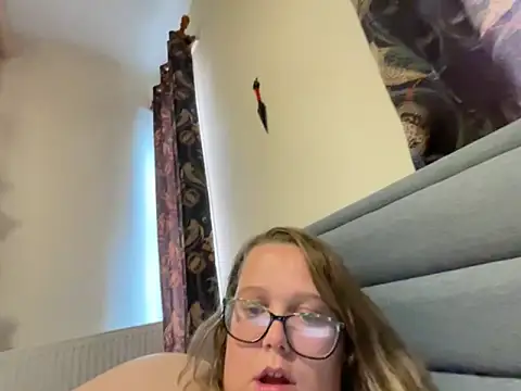 Snapshot of Scarletcum22 chatting on 8, 11, 2025 Scarletcum22 online show from 8, 11, 2025