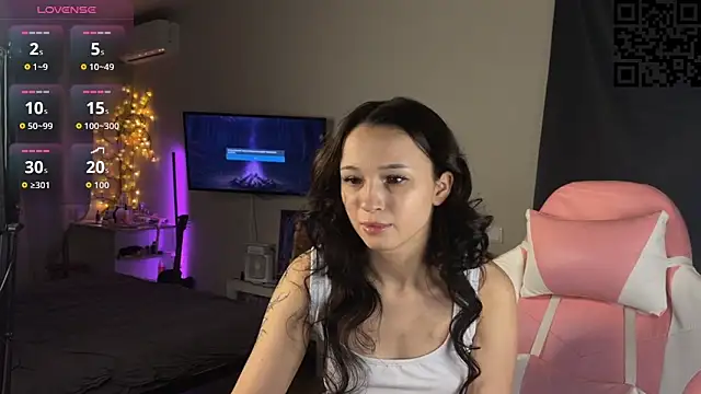 Snapshot of ella_simons chatting on 23, 11, 2025 ella simons online show from 23, 11, 2025