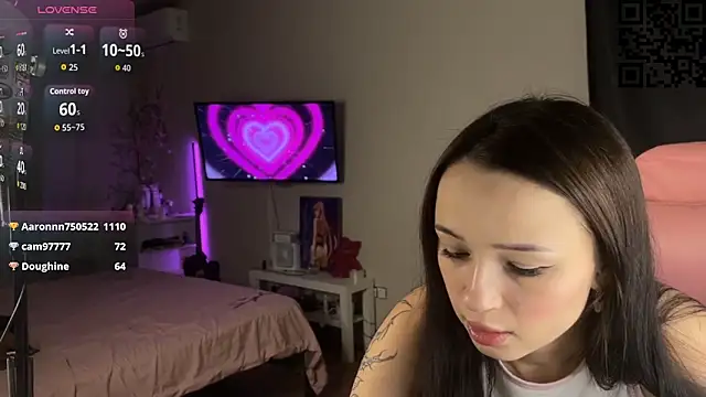 Snapshot of ella_simons chatting on 28, 11, 2025 ella simons online show from 28, 11, 2025