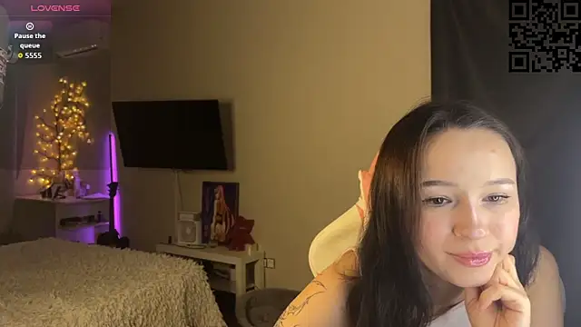 Snapshot of ella_simons chatting on 5, 12, 2025 ella simons online show from 5, 12, 2025