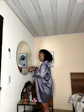 Snapshot of YariRose chatting on 13, 11, 2025 YariRose online show from 13, 11, 2025