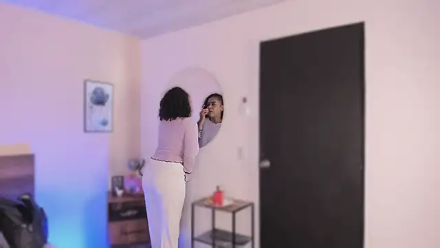 Snapshot of YariRose chatting on 29, 11, 2025 YariRose online show from 29, 11, 2025