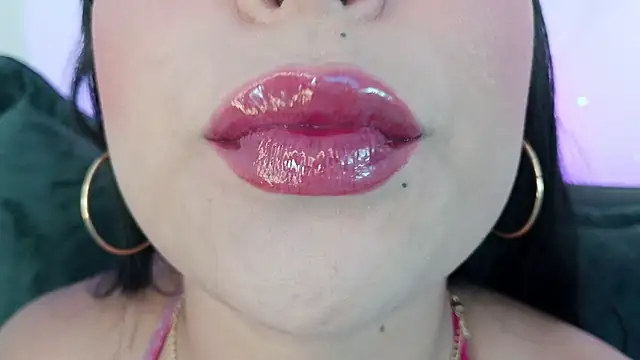 Snapshot of mia_roux1 chatting on 17, 5, 2026 mia roux1 online show from 17, 5, 2026