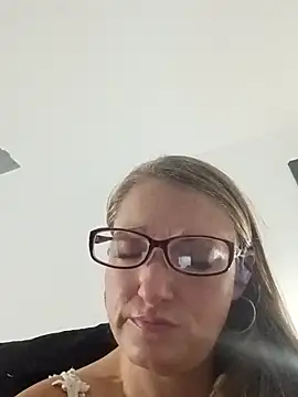 Snapshot of creamylittlecupcake chatting on 23, 10, 2025 creamylittlecupcake online show from 23, 10, 2025