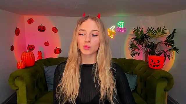 Snapshot of sassy_cutie chatting on 29, 10, 2025 sassy cutie online show from 29, 10, 2025