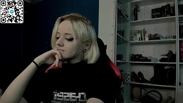 Snapshot of Holy_Mistress_S chatting on 17, 12, 2025 Holy Mistress S online show from 17, 12, 2025