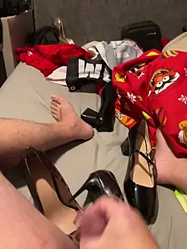 fortheloveofheels74 online show from 3, 12, 2025