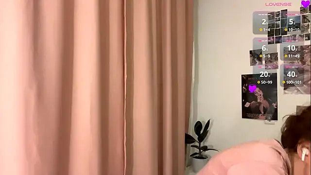 Kira Sanders online show from 2, 12, 2025