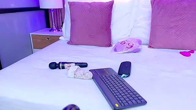 AdelineJhones online show from 4, 12, 2025