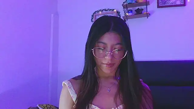 Snapshot of LissyM chatting on 19, 12, 2025 LissyM online show from 19, 12, 2025