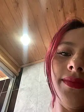 Snapshot of Emilyy-18 chatting on 8, 11, 2025 Emilyy-18 online show from 8, 11, 2025