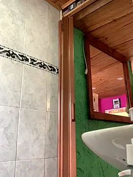 Snapshot of Emilyy-18 chatting on 10, 11, 2025 Emilyy-18 online show from 10, 11, 2025